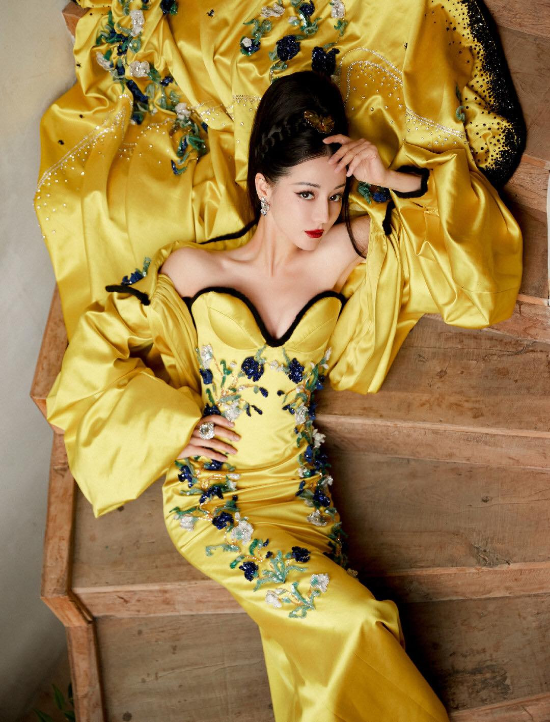 Thiết kế váy lụa vàng đính họa tiết thuộc BST Xuân Hè 2023 của thương hiệu Miss Sohee.