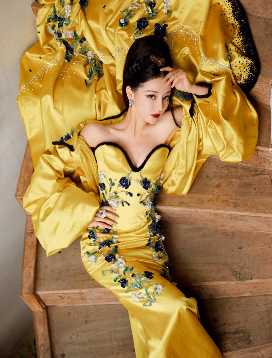 Thiết kế váy lụa vàng đính họa tiết thuộc BST Xuân Hè 2023 của thương hiệu Miss Sohee.