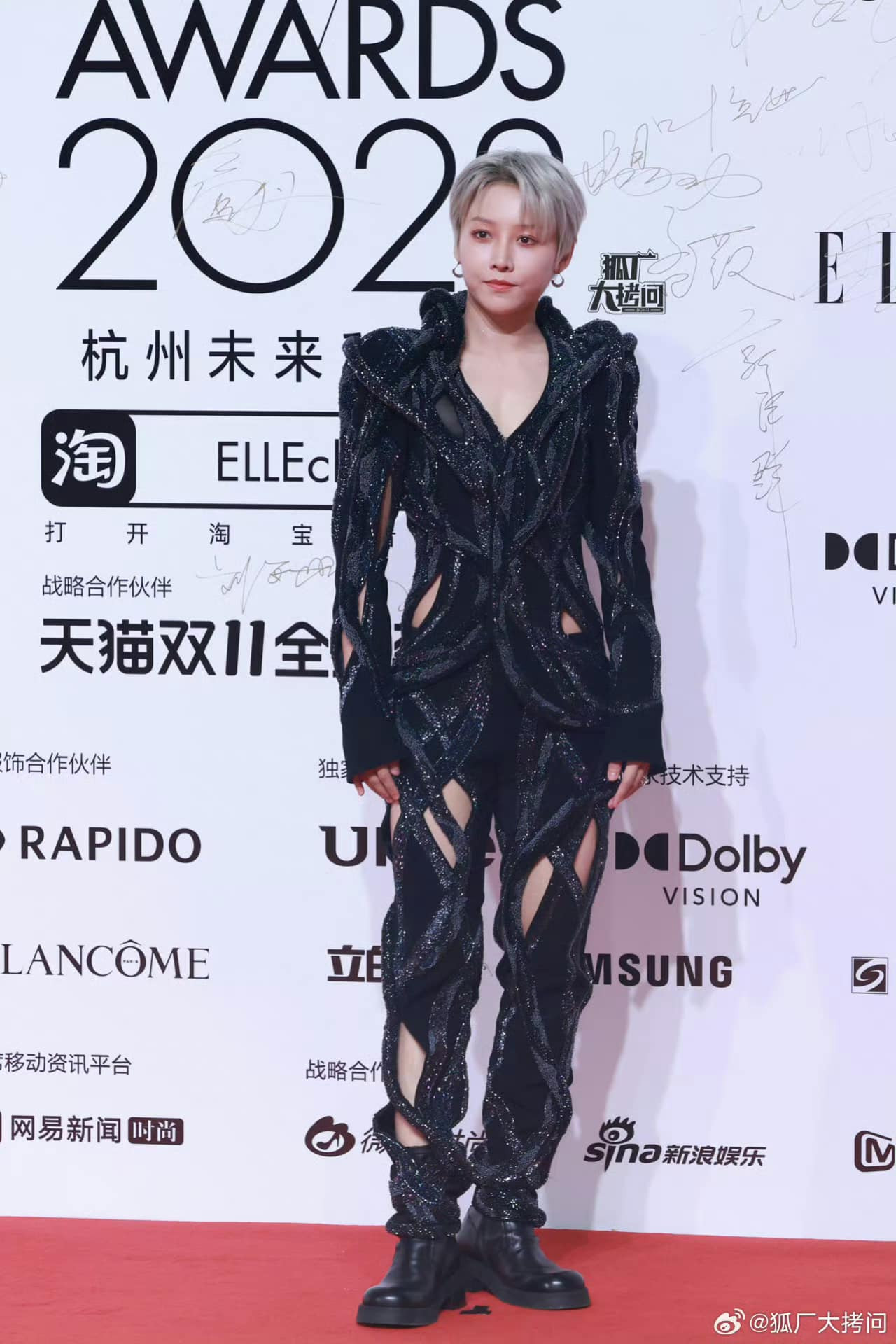 Lưu Vũ Hân lạ mắt với thiết kế cut-out.