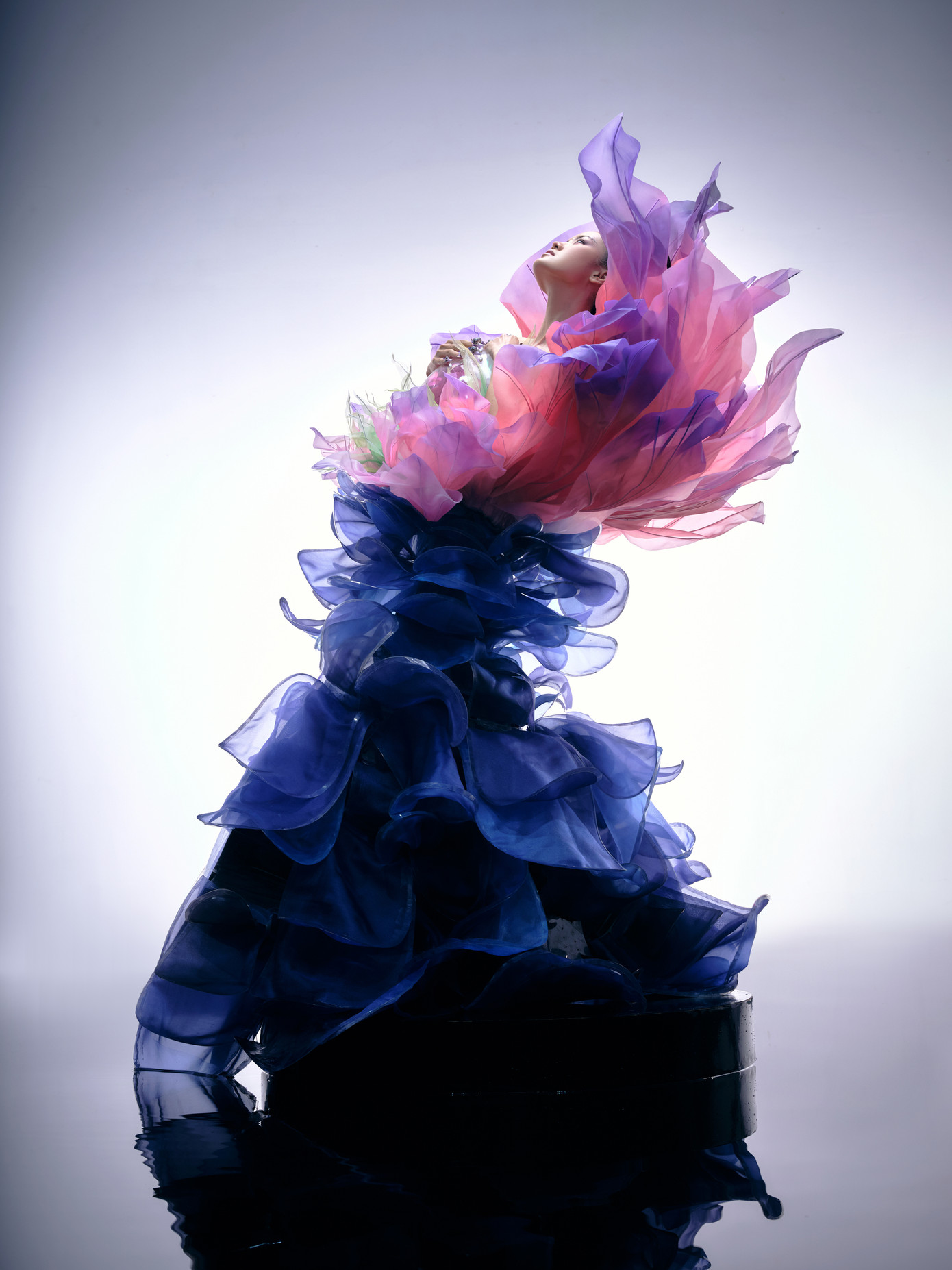 Các sáng tạo trong BST mang đến trải nghiệm thị giác thú vị cho khán giả từ việc kết hợp tông màu tương phản, đối lập cho đến các họa tiết rồng ẩn hiện. Các sáng tạo trong BST mang đến trải nghiệm thị giác thú vị cho khán giả từ việc kết hợp tông màu tương phản, đối lập cho đến các họa tiết rồng ẩn hiện.