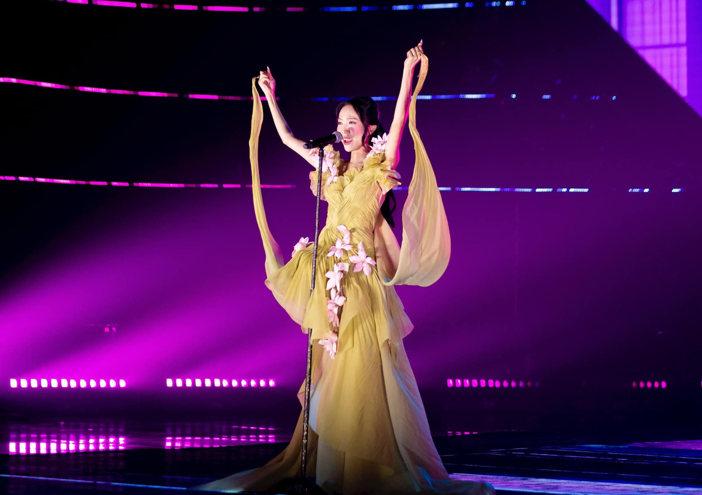 Diệu Nhi đẹp mơ màng trong thiết kế váy xòe, đính kết hoa. Diệu Nhi đẹp mơ màng trong thiết kế váy xòe, đính kết hoa.