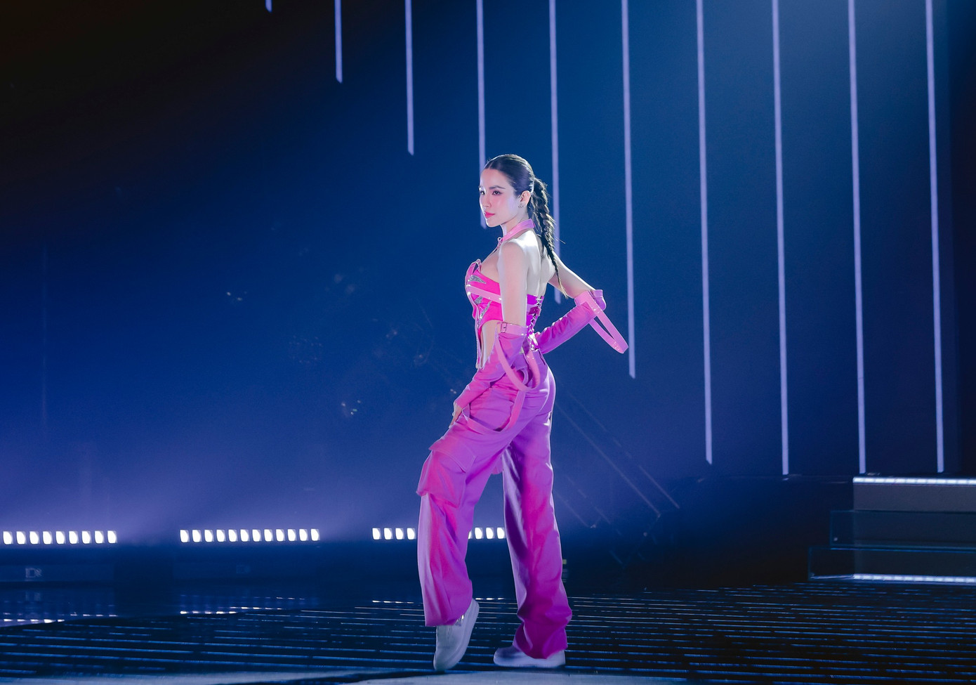 Diệp Lâm Anh thể hiện vũ đạo ấn tượng trong trang phục vừa cá tính vừa nữ tính. Diệp Lâm Anh thể hiện vũ đạo ấn tượng trong trang phục vừa cá tính vừa nữ tính.