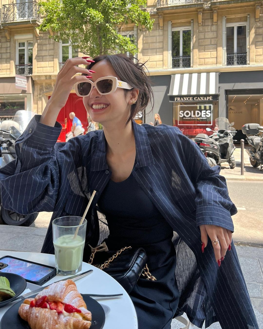 Trưng dụng những item cộp mác &quot;old money&quot; từ kính to bản, túi xách cổ điển, trang phục tối màu, Lisa toát lên nét sang chảnh, tinh tế của phong cách &quot;giàu ngầm&quot;.