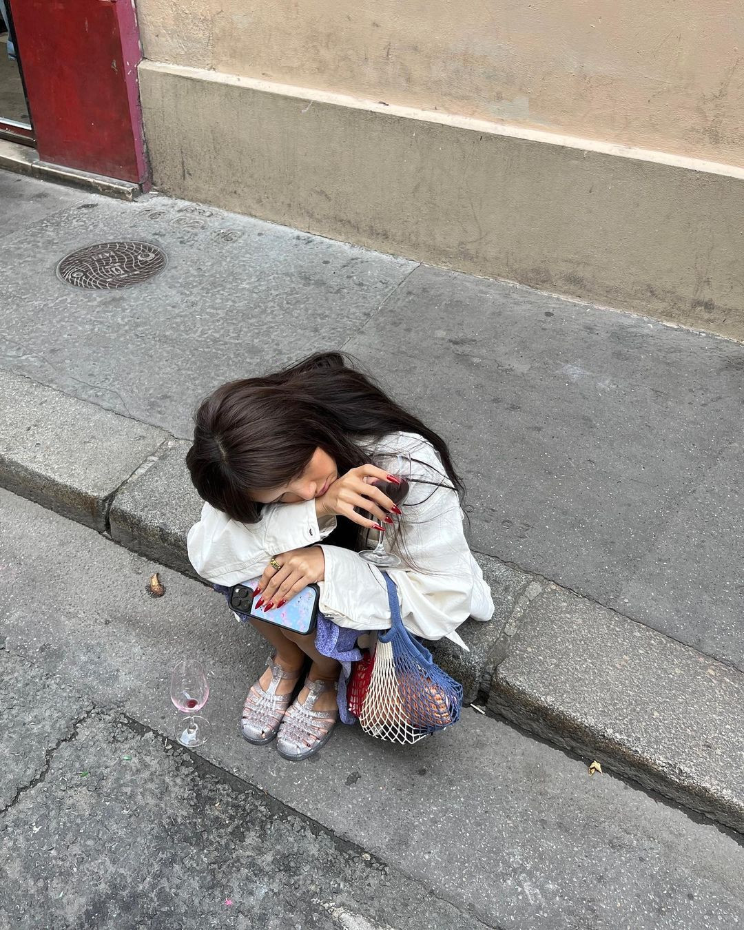 Nữ idol hoàn thiện diện mạo thường ngày với một vài điểm nhấn thú vị như giày jelly, túi xách màu nổi.