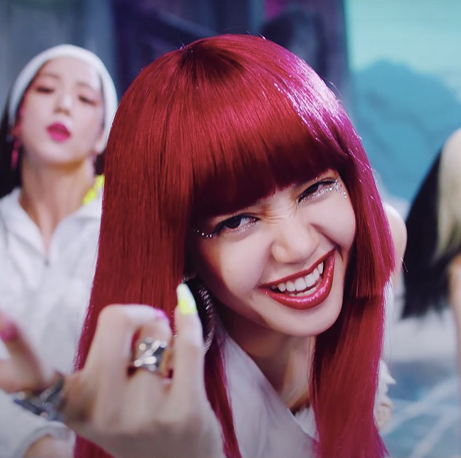 Lisa BLACKPINK cá tính với hime cut trong How You Like That.