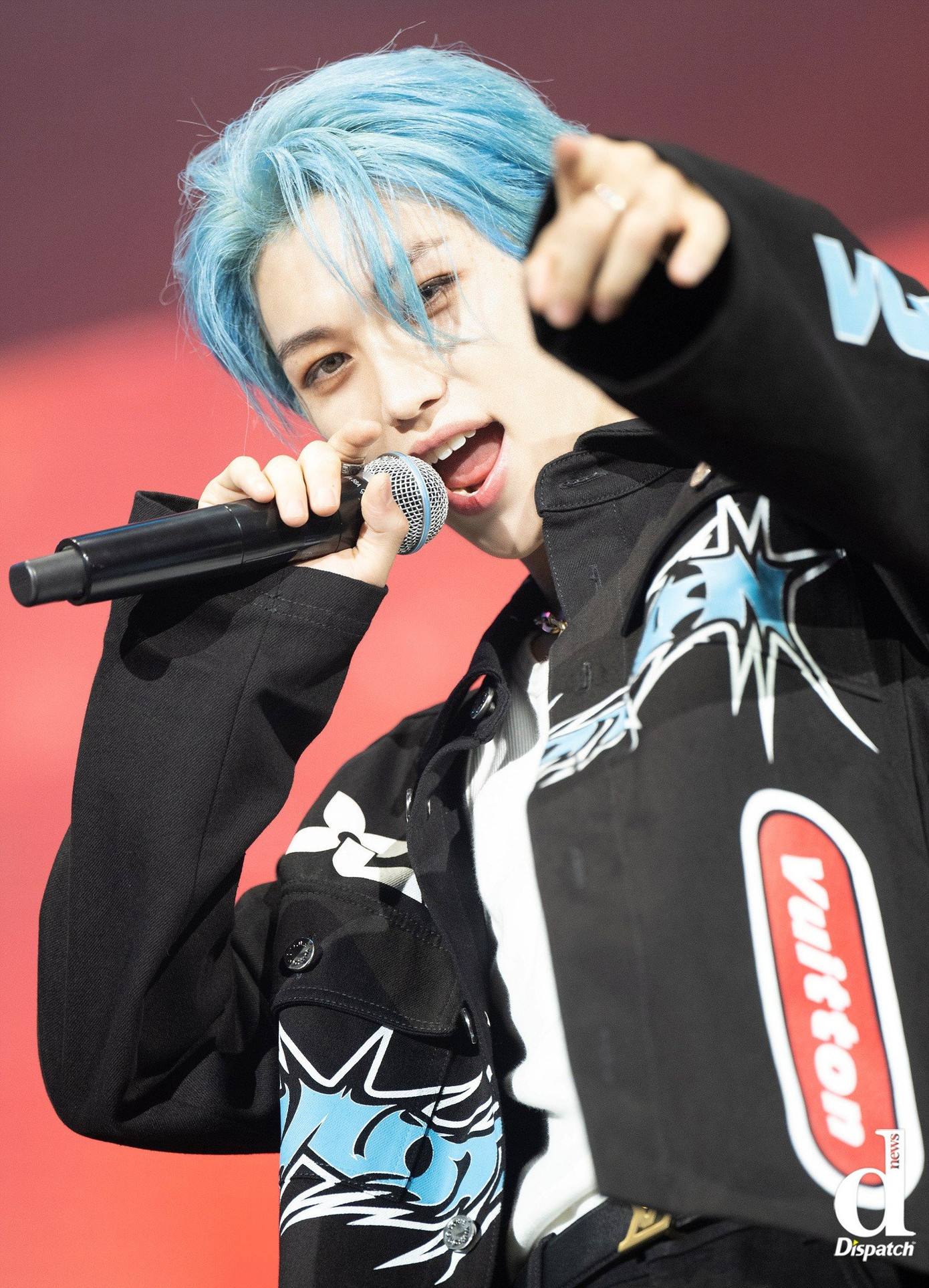 Nam idol diện trang phục đến từ nhà mốt trong lễ hội âm nhạc Lollapalooza Paris Hè này.