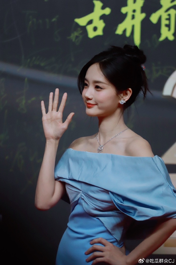 Lý Nhất Đồng nhận được nhiều phản hồi tích cực từ công chúng nhờ phong độ ổn định trong các sự kiện cuối năm 2023. Xuất hiện tại thảm đỏ Quốc Kịch Thịnh Điển 2023, nữ diễn viên khoe nhan sắc trẻ trung trong thiết kế đầm trễ vai màu xanh ngọc. Lý Nhất Đồng nhận được nhiều phản hồi tích cực từ công chúng nhờ phong độ ổn định trong các sự kiện cuối năm 2023. Xuất hiện tại thảm đỏ Quốc Kịch Thịnh Điển 2023, nữ diễn viên khoe nhan sắc trẻ trung trong thiết kế đầm trễ vai màu xanh ngọc.