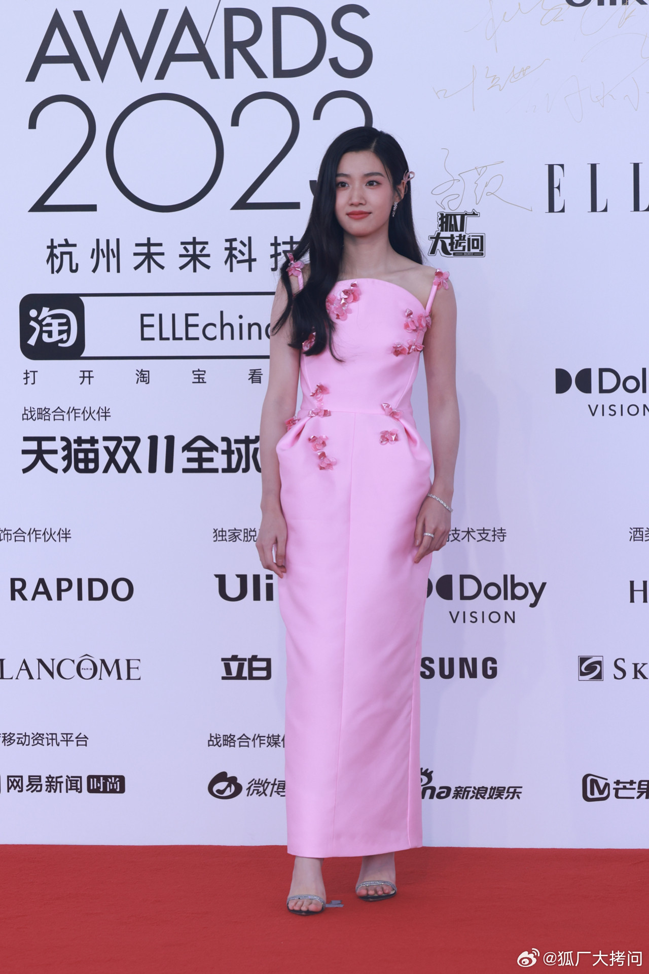 Lư Dục Hiểu gây thất vọng với tạo hình &quot;sến súa&quot;.