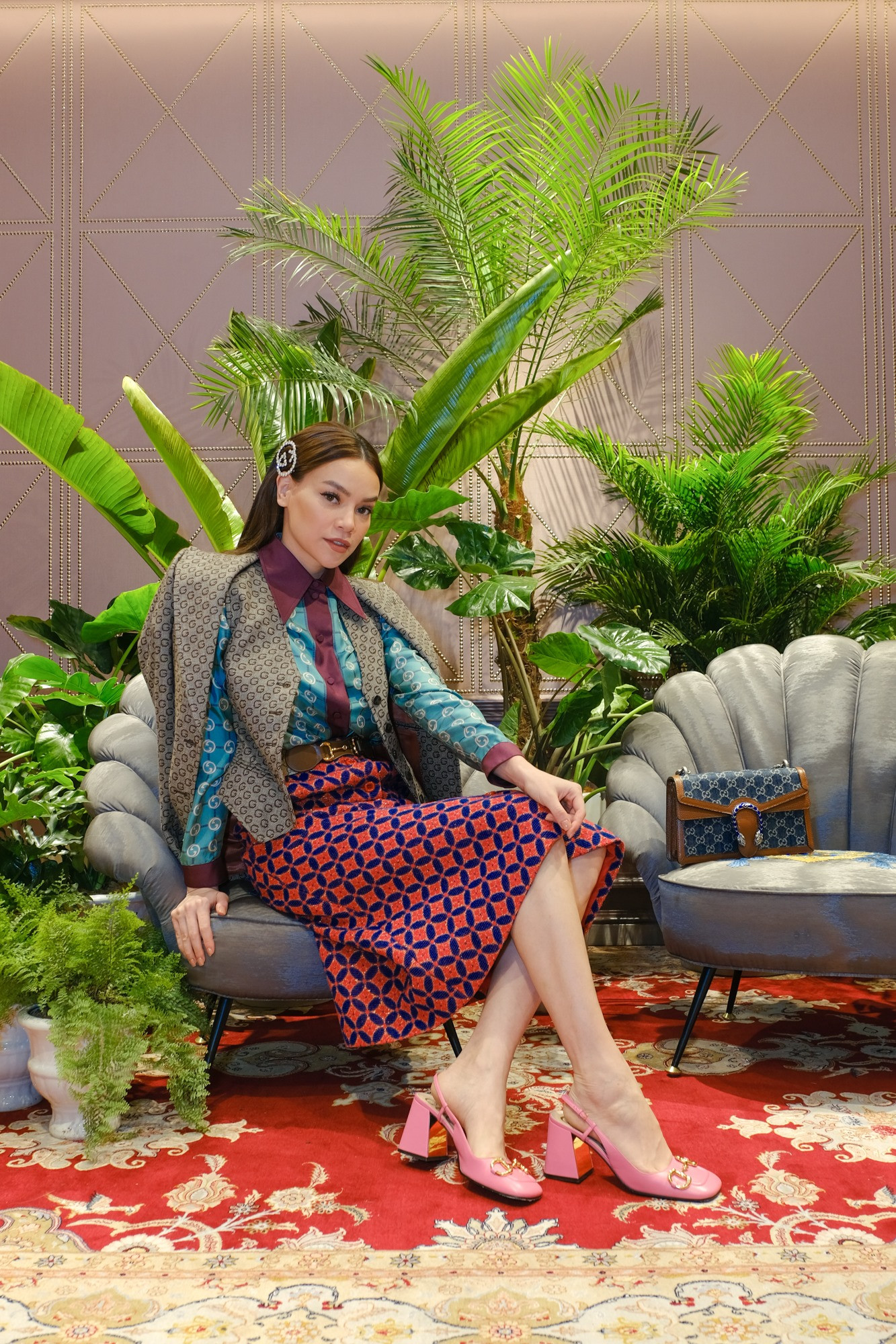 Các items màu nổi, kén dáng không làm khó được mỹ nhân người Quảng Bình.