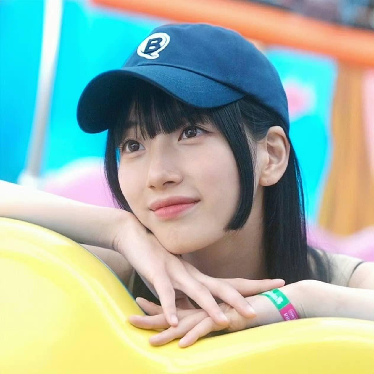 Ở giai đoạn này, Doona gắn liền với mũ lưỡi trai khi di chuyển để tránh bị nhận ra. Ở giai đoạn này, Doona gắn liền với mũ lưỡi trai khi di chuyển để tránh bị nhận ra.