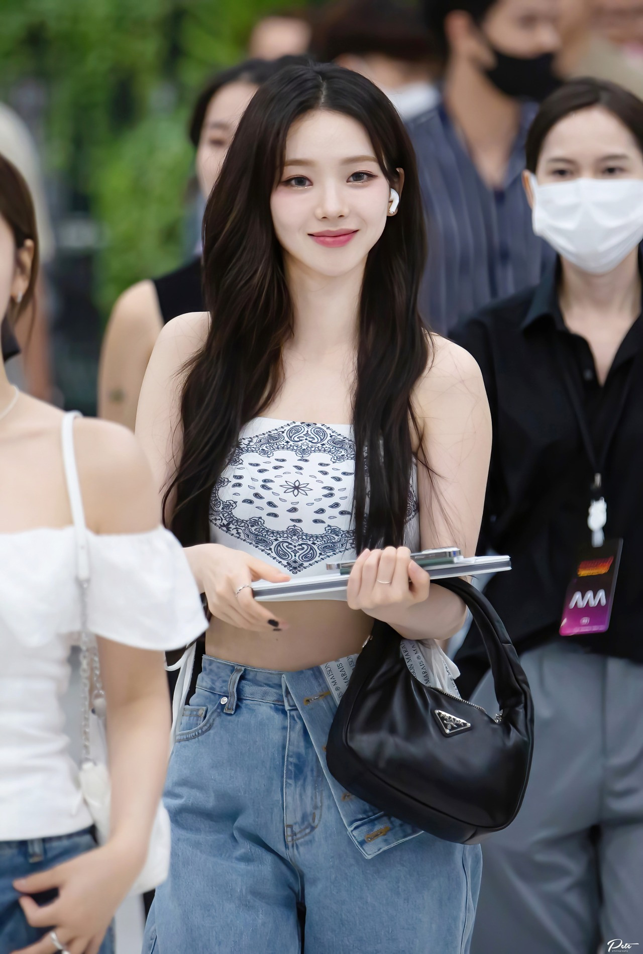 &quot;Combo bất bại&quot; áo crop-top cùng quần cạp cao, ống loe được Karina aespa yêu thích.