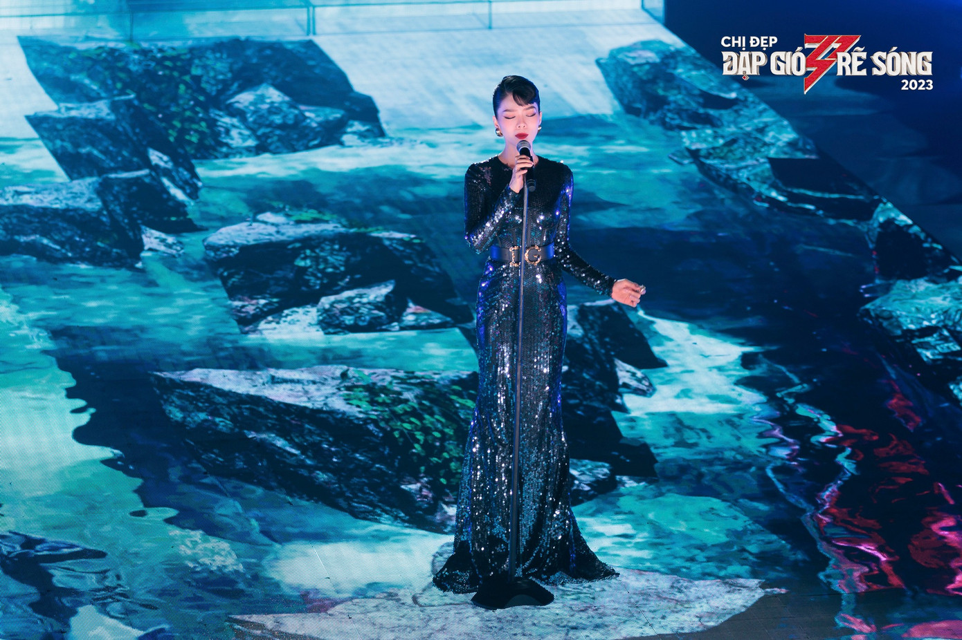 "Chị đẹp" Lệ Quyên lựa chọn thiết kế váy với chất liệu sequin. Nữ ca sĩ kết hợp cùng trang sức vàng, thắt lưng DG to bản, tóc búi cao tạo nên vẻ sang trọng quý phái. "Chị đẹp" Lệ Quyên lựa chọn thiết kế váy với chất liệu sequin. Nữ ca sĩ kết hợp cùng trang sức vàng, thắt lưng DG to bản, tóc búi cao tạo nên vẻ sang trọng quý phái.