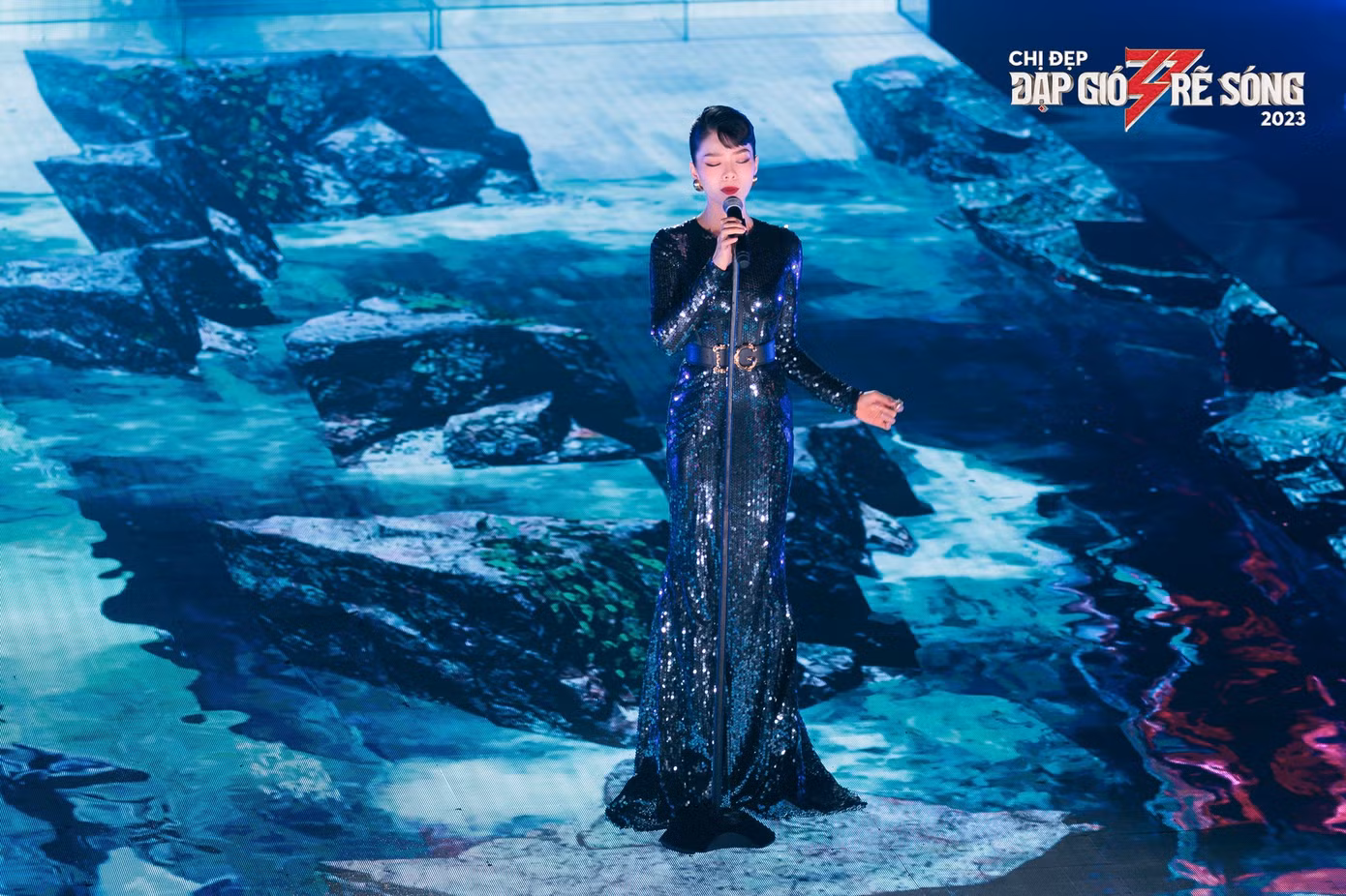 "Chị đẹp" Lệ Quyên lựa chọn thiết kế váy với chất liệu sequin. Nữ ca sĩ kết hợp cùng trang sức vàng, thắt lưng DG to bản, tóc búi cao tạo nên vẻ sang trọng quý phái.
