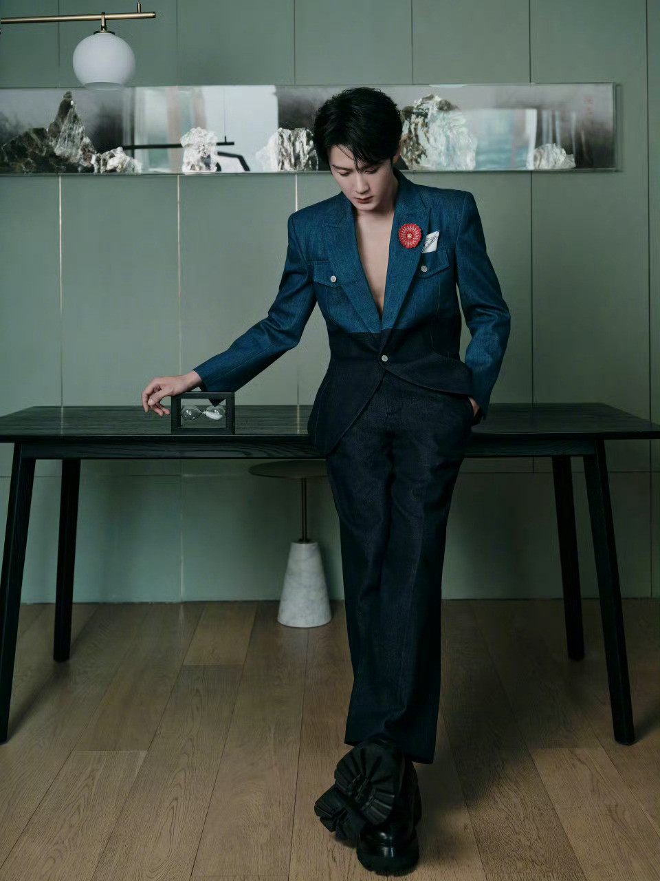 Đàn Kiện Thứ trong thiết kế đến từ bộ sưu tập Denim Haute Couture của thương hiệu Levi&apos;s, đồng sáng tạo cùng VOGUE.