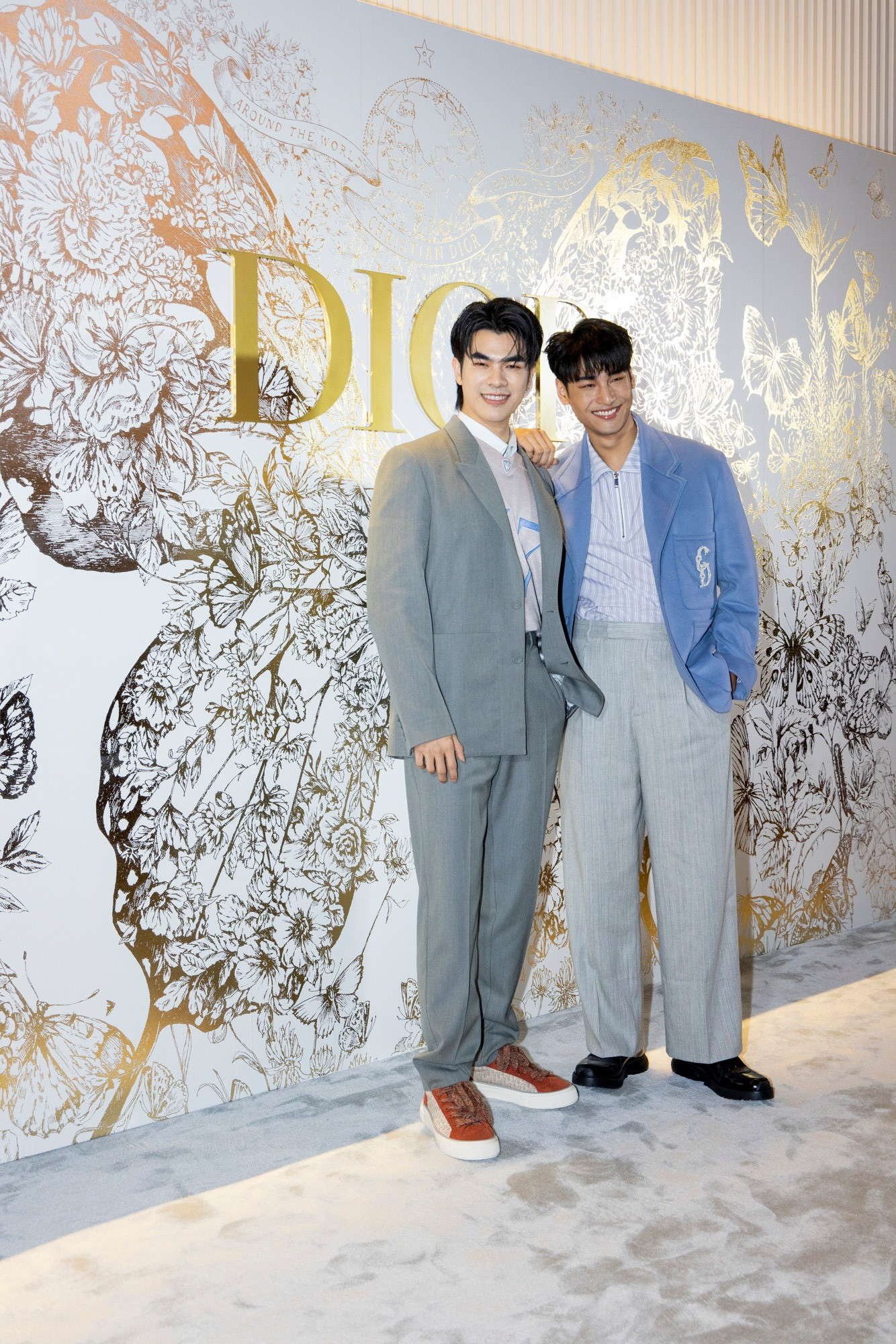 Về phía đại diện Thái Lan, cặp đôi diễn viên Mile Phakphum và Apo Nattawin tham dự sự kiện với trang phục phong cách trẻ trung.