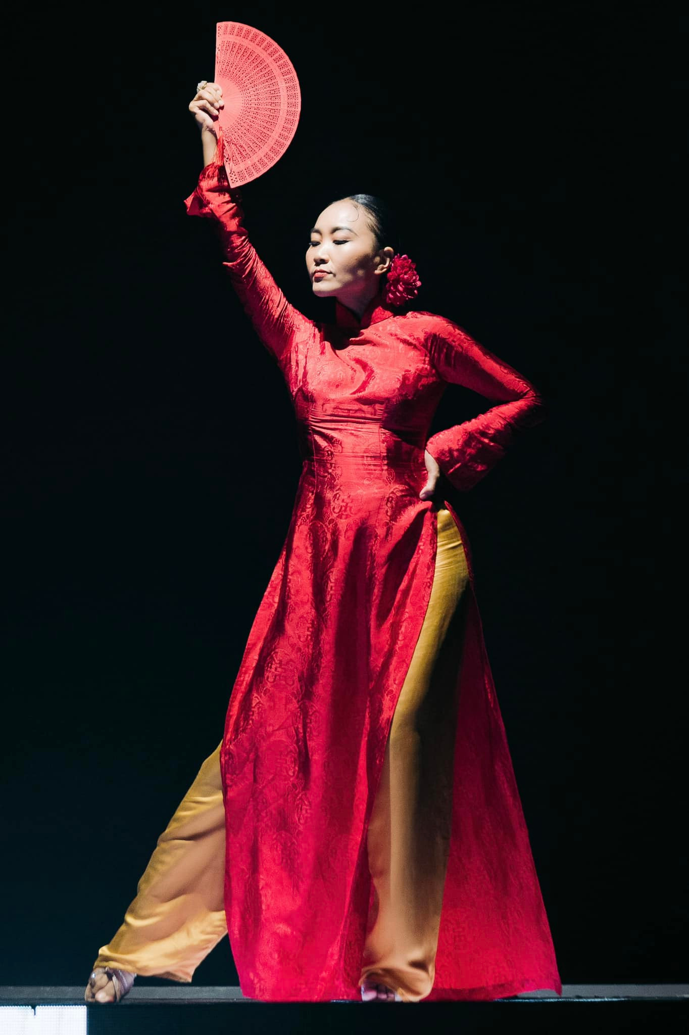 Đoan Trang diện áo dài truyền thống, mang nét đẹp mặn mà với kiểu phối màu đỏ vàng nổi bật. Đoan Trang diện áo dài truyền thống, mang nét đẹp mặn mà với kiểu phối màu đỏ vàng nổi bật.