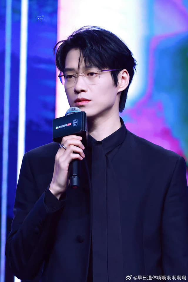 Ngụy Đại Huân đốn tim người hâm mộ với cặp kính mắt giống vai diễn Mạnh Yến Thần trong tác phẩm Khói Lửa Nhân Gian Của Tôi. Ngụy Đại Huân xuất sắc giành giải tại 2 hạng mục Nghệ sĩ được yêu thích nhất trong chương trình tạp kĩ và Nam diễn viên được khán giả yêu thích nhất trong phim truyền hình dài tập.