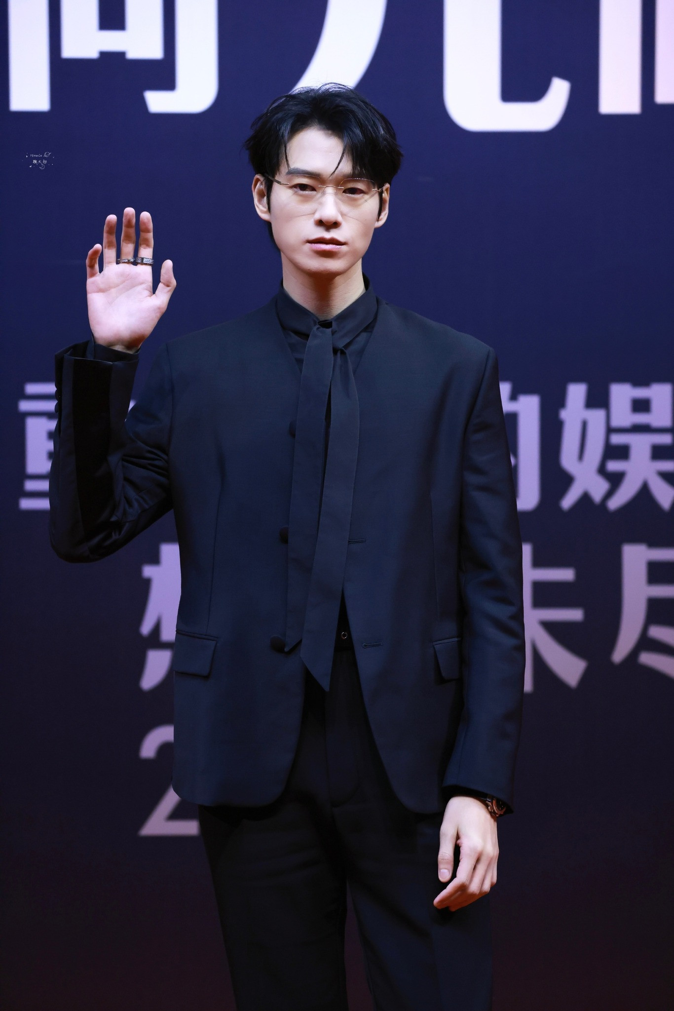 Ngụy Đại Huân đốn tim người hâm mộ với cặp kính mắt giống vai diễn Mạnh Yến Thần trong tác phẩm Khói Lửa Nhân Gian Của Tôi. Ngụy Đại Huân xuất sắc giành giải tại 2 hạng mục Nghệ sĩ được yêu thích nhất trong chương trình tạp kĩ và Nam diễn viên được khán giả yêu thích nhất trong phim truyền hình dài tập.