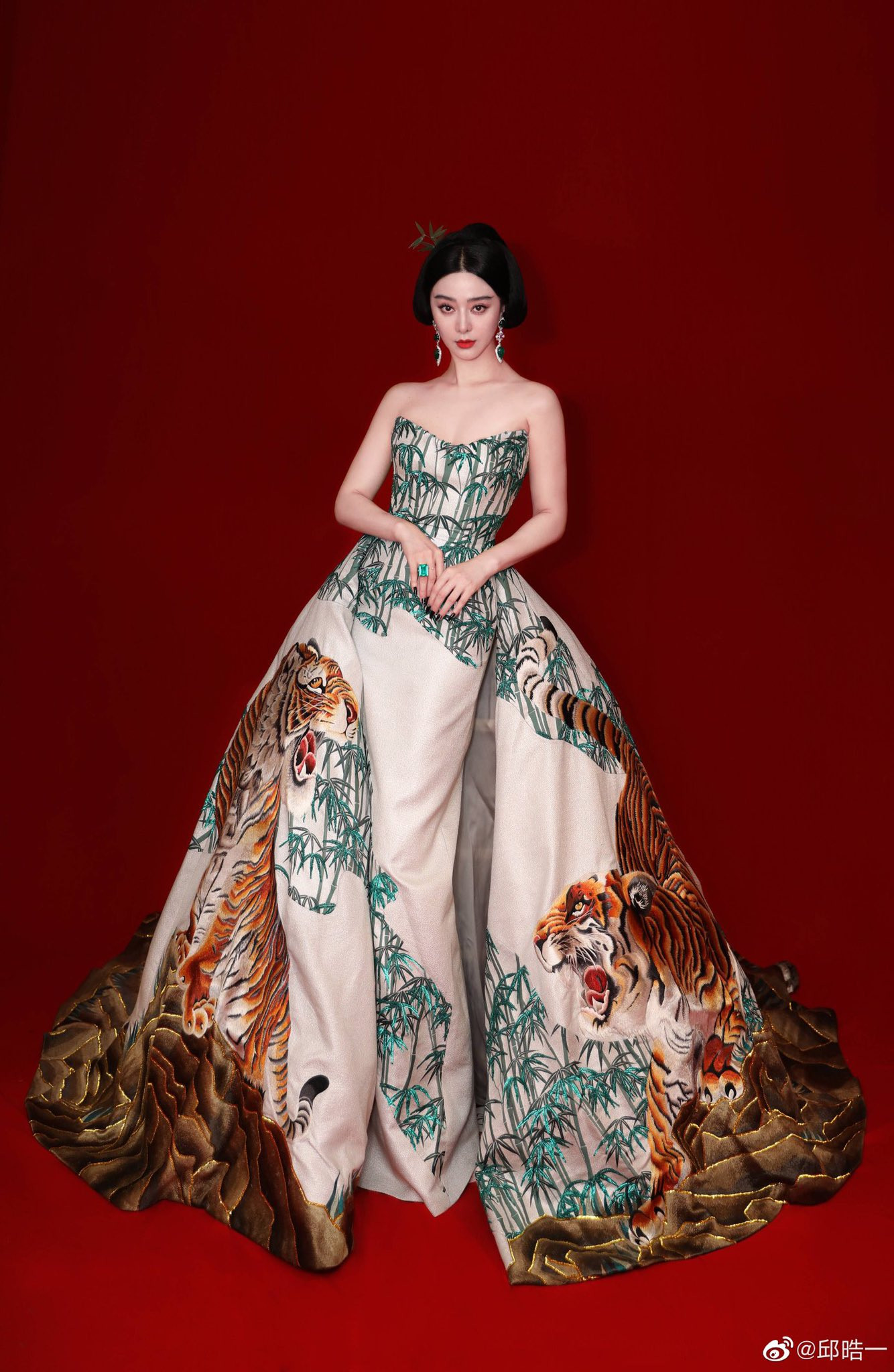 Phạm Băng Băng trong thiết kế “mãnh hổ xuống núi” đến từ NTK Christopher Bu mang đậm tinh thần phương Đông.