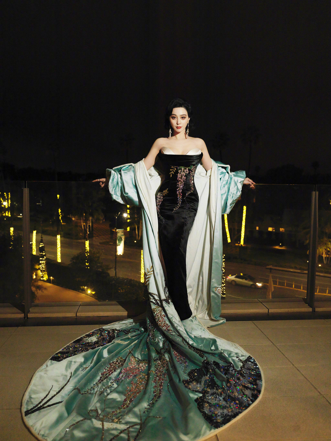 Thiết kế váy với phần khoác tà đính kết tỉ mỉ của Phạm Băng Băng.