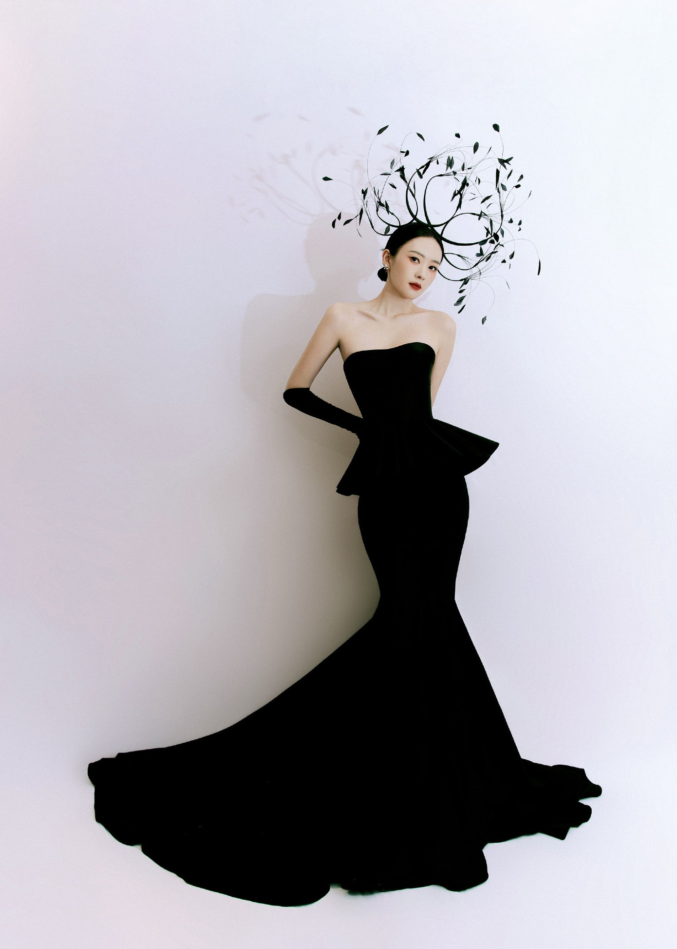 Đồng Dao kiêu kỳ trong thiết kế dạ hội đen, tạo điểm nhấn bằng phụ kiện cài đầu cách điệu.