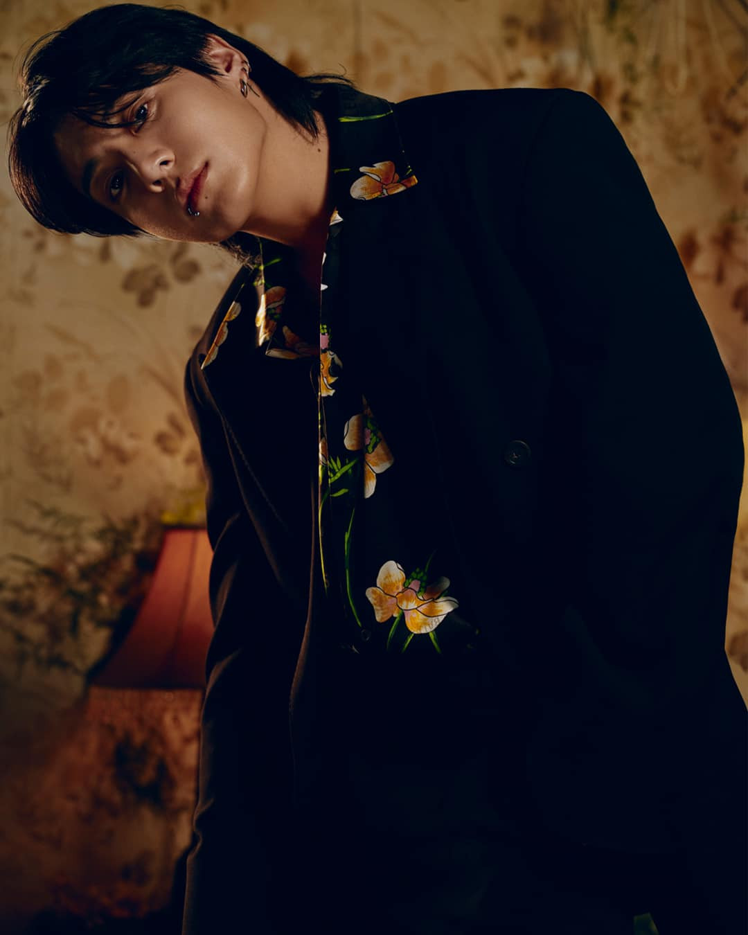 Jeon Jung Kook lãng tử, phong trần trong trang phục đến từ nhà mốt Balenciaga. Jeon Jung Kook lãng tử, phong trần trong trang phục đến từ nhà mốt Balenciaga.