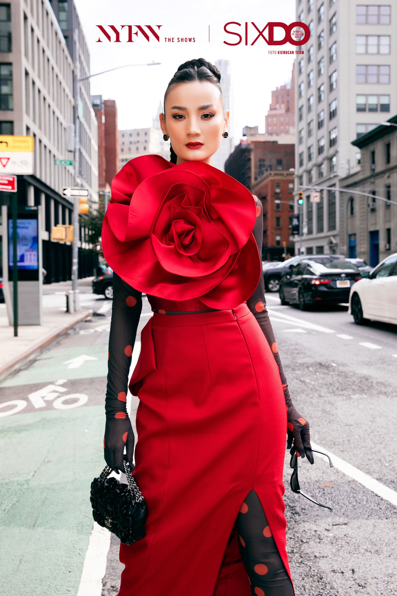 Người mẫu Lê Thúy &quot;phá cách&quot; khi phối trang phục theo tông màu đỏ - đen.