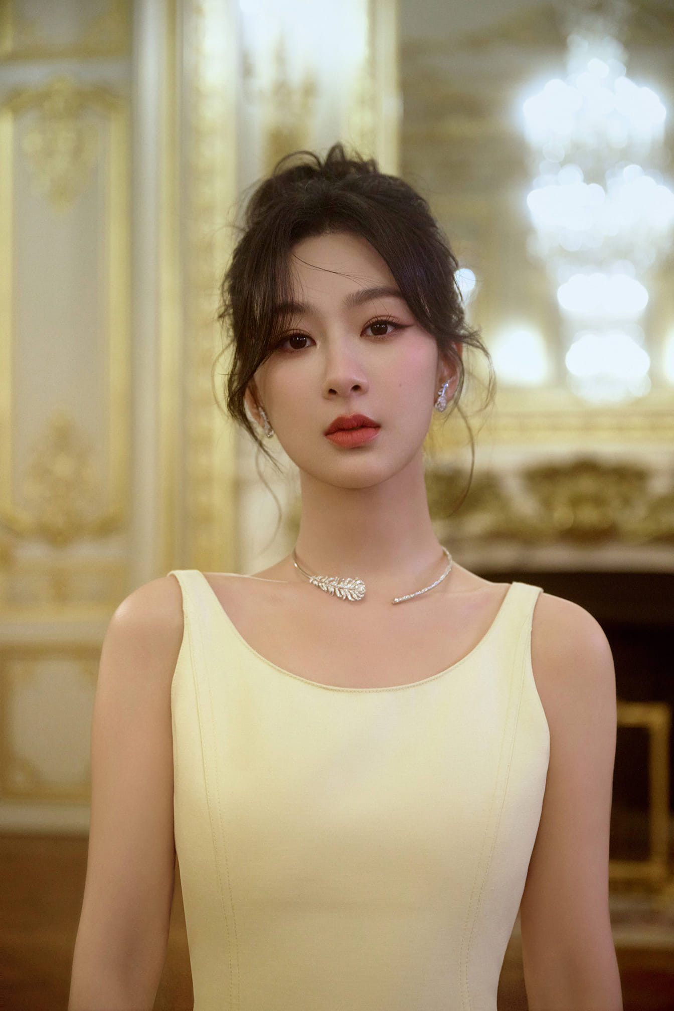 Nữ minh tinh "khoe sắc" với trang sức Boucheron Plume de Paon. Nữ minh tinh "khoe sắc" với trang sức Boucheron Plume de Paon.