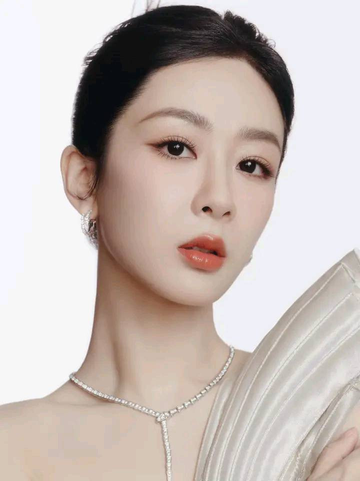 Nhan sắc cùng khí chất của nữ minh tinh có sự khởi sắc, thăng hạng đáng kể. Nhan sắc cùng khí chất của nữ minh tinh có sự khởi sắc, thăng hạng đáng kể.