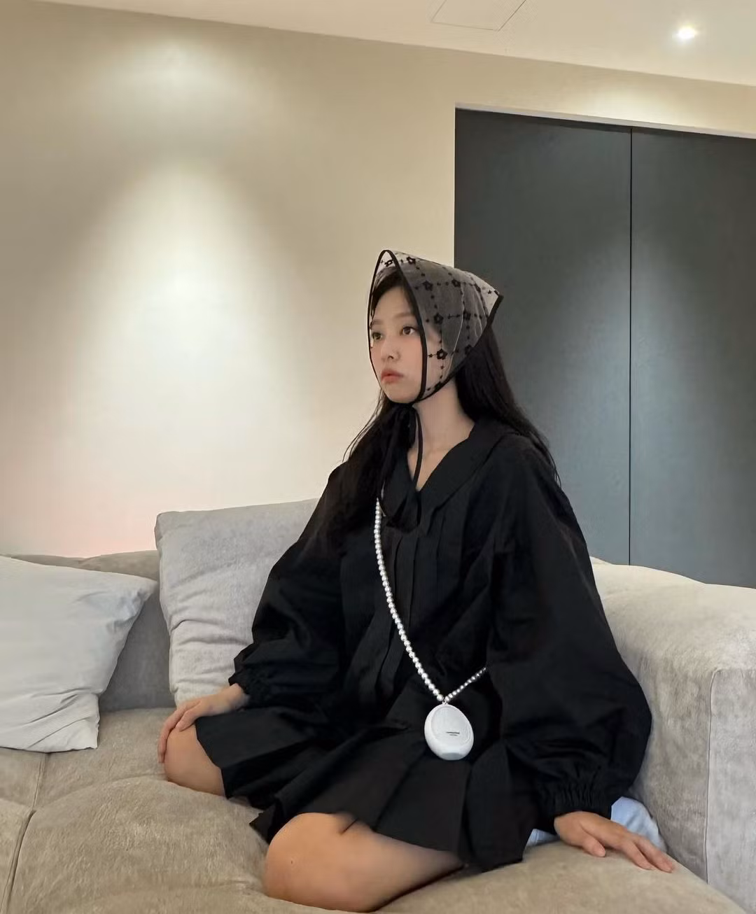 Tạo hình ngọt ngào của Jennie trong thiết kế đầm tay bồng, khăn họa tiết trong suốt gây sốt.