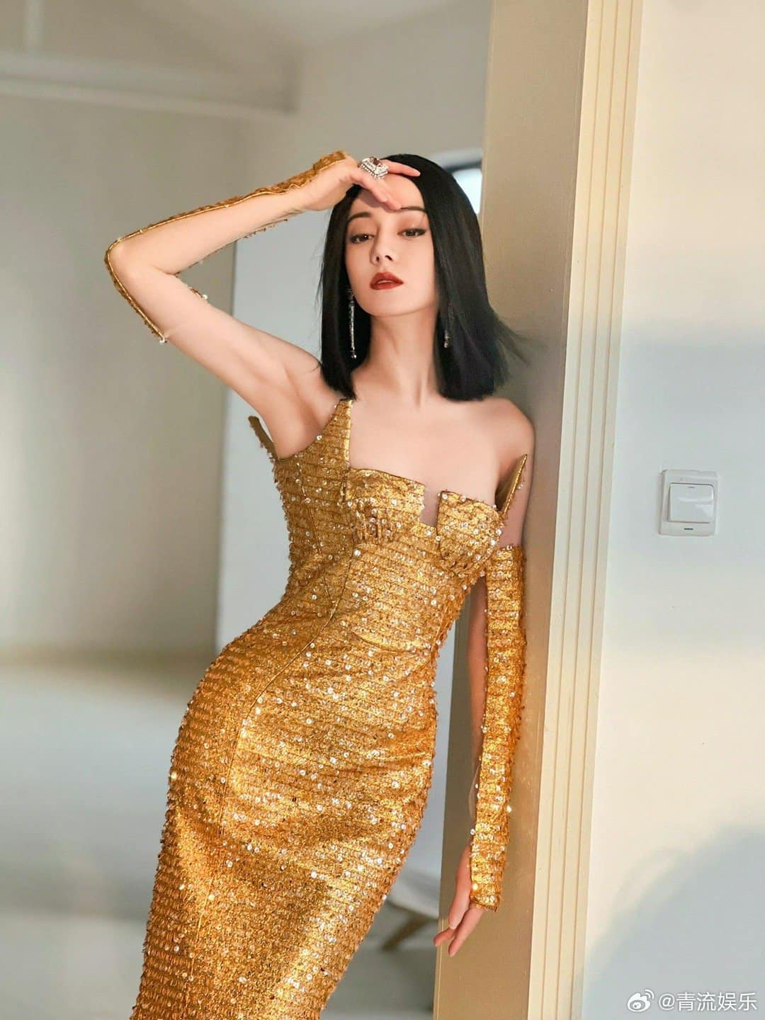 Địch Lệ Nhiệt Ba diện đầm vàng kim tuyến của NTK Guo Pei (Quách Bồi). Nữ diễn viên trở thành tâm điểm trên mạng xã hội, giữ vị trí Top 1 Hot Search Weibo.