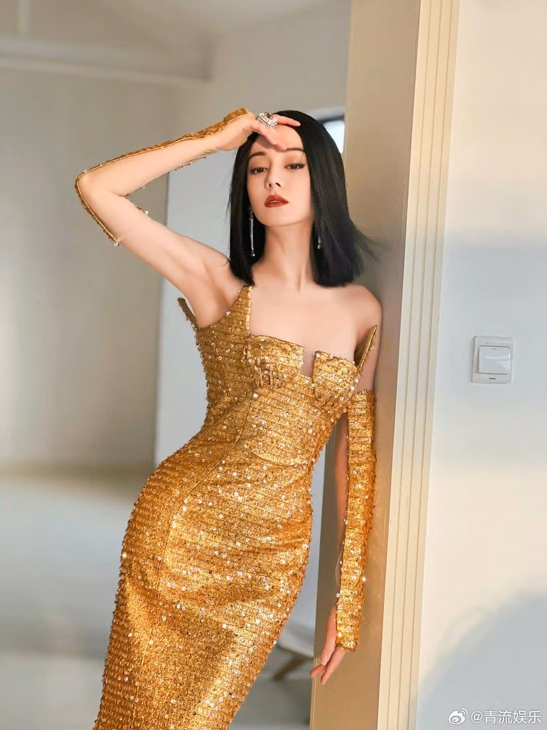 Địch Lệ Nhiệt Ba diện đầm vàng kim tuyến của NTK Guo Pei (Quách Bồi). Nữ diễn viên trở thành tâm điểm trên mạng xã hội, giữ vị trí Top 1 Hot Search Weibo.