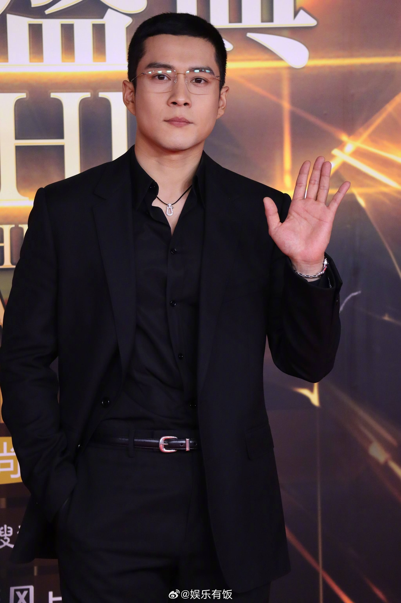 Hàn Đông Quân nam tính với đầu đinh. Hàn Đông Quân nam tính với đầu đinh.