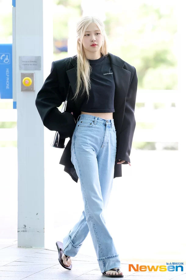 Nữ idol xỏ dép tông ra sân bay khiến dân mạng thích thú. Nữ idol xỏ dép tông ra sân bay khiến dân mạng thích thú.