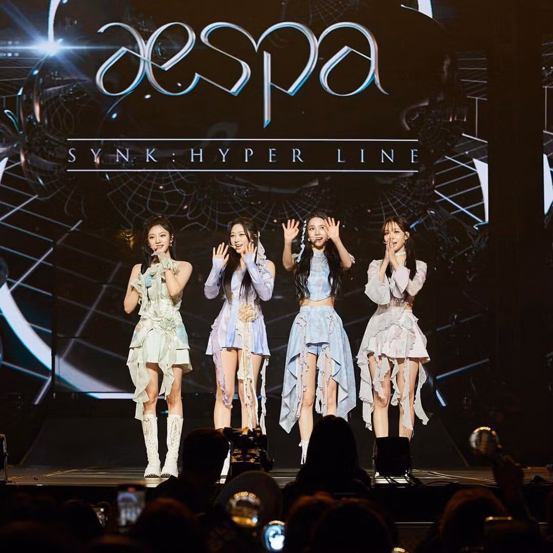 Aespa trình diễn trong 1st concert "SYNK: HYPER LINE" với loạt thiết kế từ La Lune.