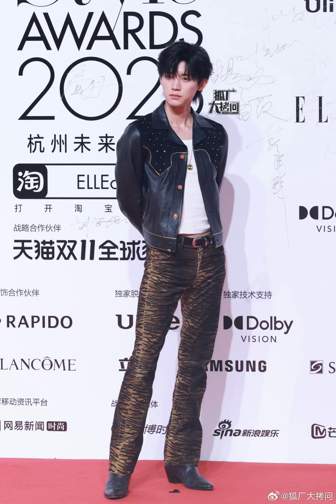 Chu Dực Nhiên với áo da và quần họa tiết.