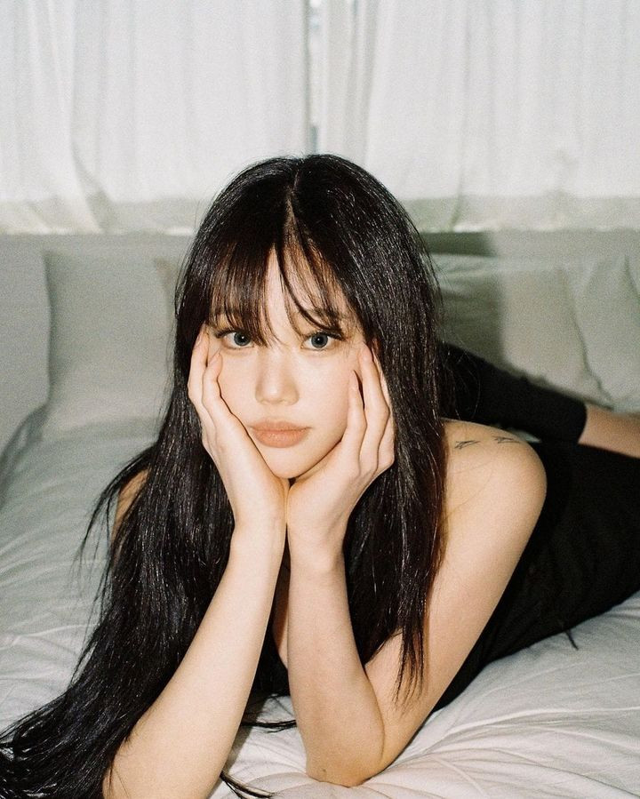 Trong những hình ảnh mới, nhiều khán giả bất ngờ với màn lột xác của nữ idol, JooE MOMOLAND được khen như "búp bê sống".