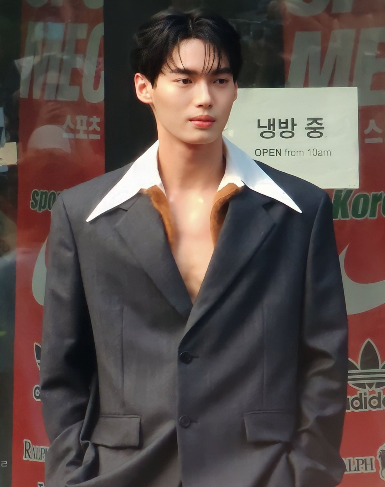 Win Metawin - Đại sứ thương hiệu đầu tiên đến từ Thái Lan của nhà mốt Prada. Win Metawin - Đại sứ thương hiệu đầu tiên đến từ Thái Lan của nhà mốt Prada.