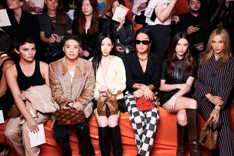 35. Amber f(x) và Taeyeon SNSD - Louis Vuitton