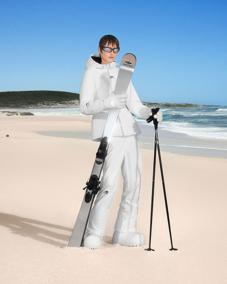 Từ trái sang: Balenciaga, FEAR OF GOD ESSENTIALS, MM6 Maison Margiela. Từ trái sang: Balenciaga, FEAR OF GOD ESSENTIALS, MM6 Maison Margiela.