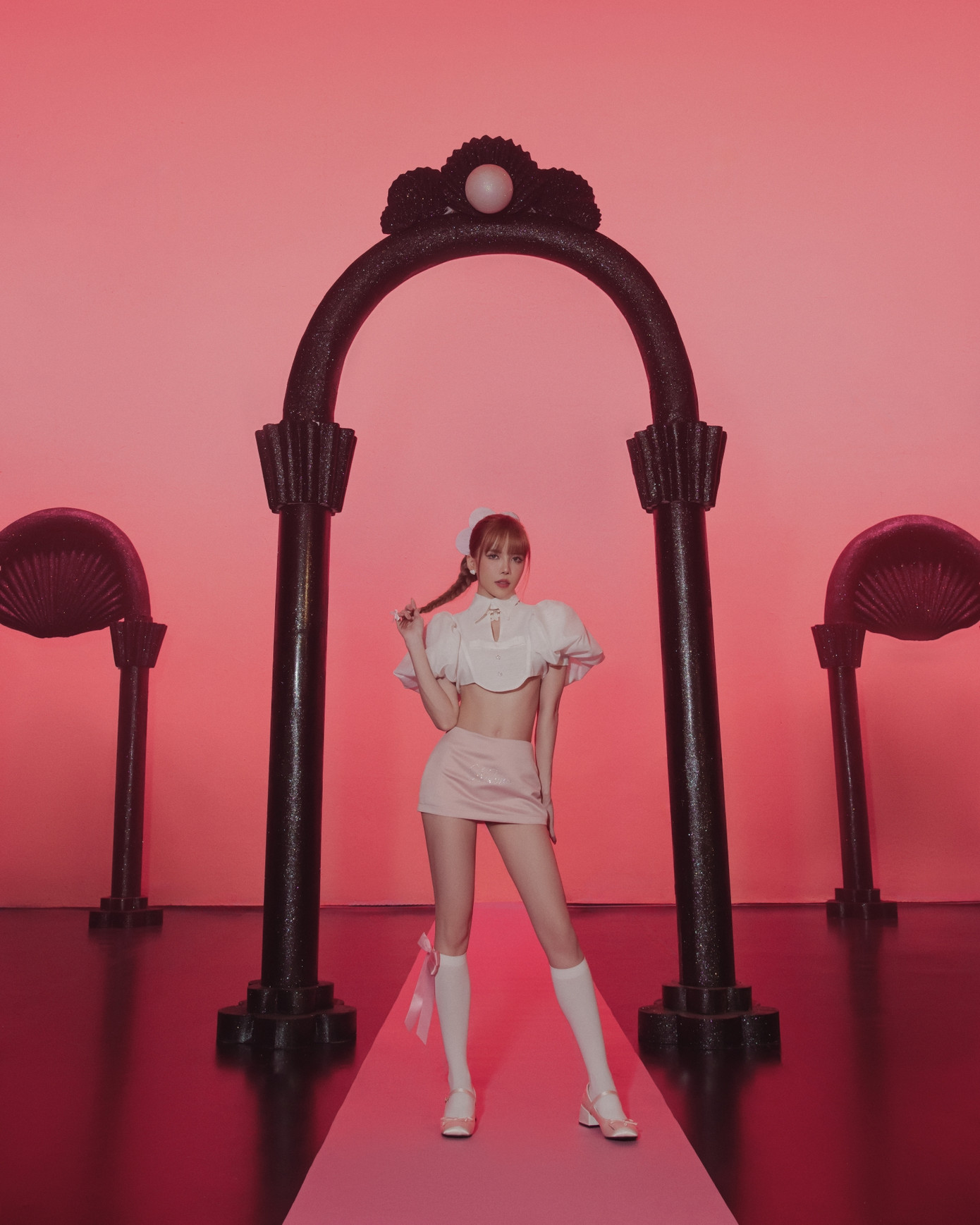 Áo tay bồng cách điệu kết hợp khéo léo cùng chân váy ngắn khoe trọn đôi chân dài miên man. Áo tay bồng cách điệu kết hợp khéo léo cùng chân váy ngắn khoe trọn đôi chân dài miên man.