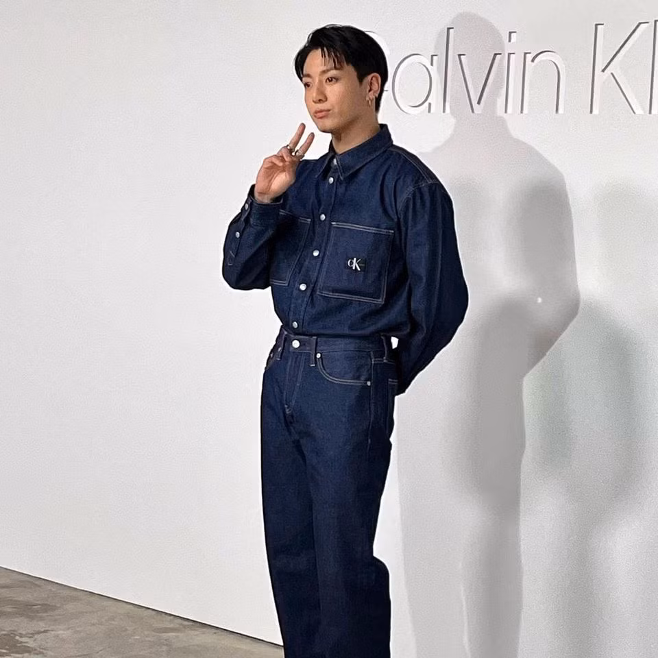 Giọng ca Seven có cử chỉ đáng yêu, khoe visual điển trai bất chấp cam thường.