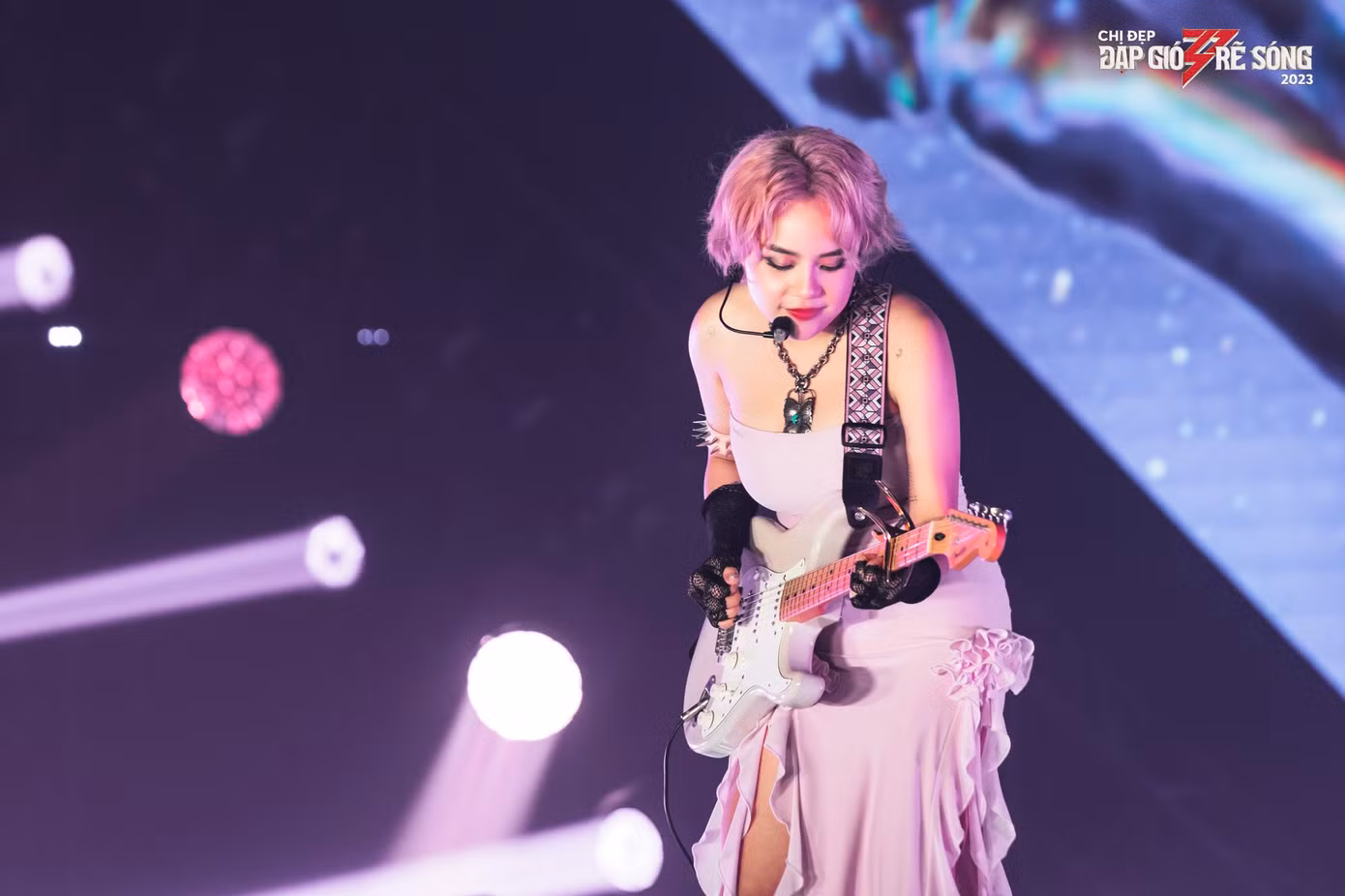 Thái Trinh cũng lựa chọn tông hồng hợp với màu tóc. Chi tiết tua rua hot hit kết hợp cùng phụ kiện nạm đinh, tạo ra diện mạo cá tính.