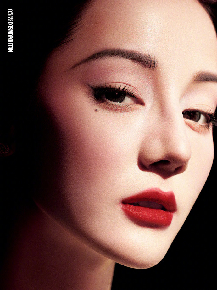 Các khung hình cận khoe trọn đường nét gương mặt hài hòa, sắc sảo của Địch Lệ Nhiệt Ba. Các khung hình cận khoe trọn đường nét gương mặt hài hòa, sắc sảo của Địch Lệ Nhiệt Ba.