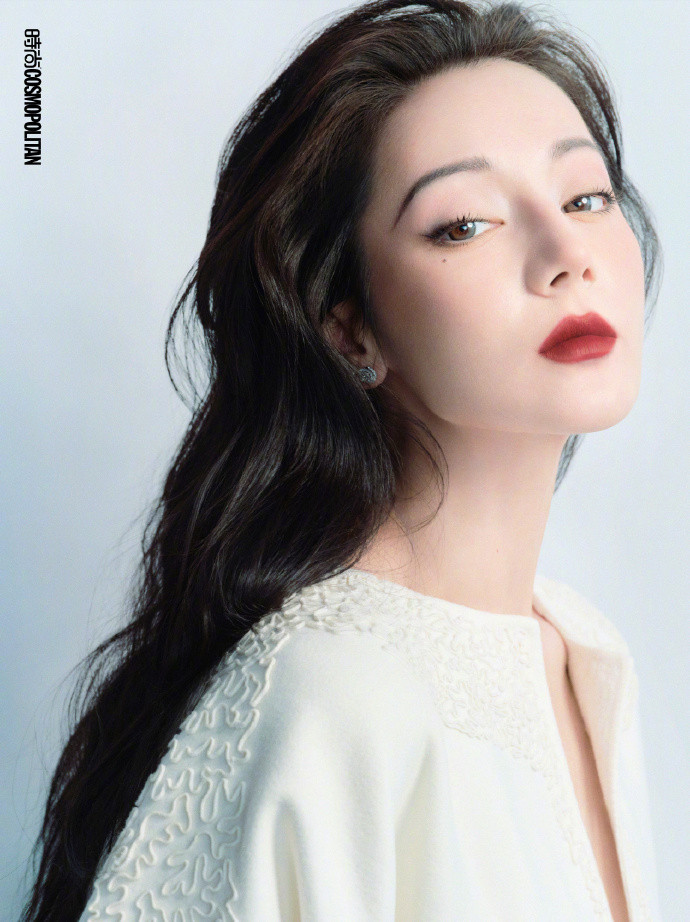 Các khung hình cận khoe trọn đường nét gương mặt hài hòa, sắc sảo của Địch Lệ Nhiệt Ba. Các khung hình cận khoe trọn đường nét gương mặt hài hòa, sắc sảo của Địch Lệ Nhiệt Ba.