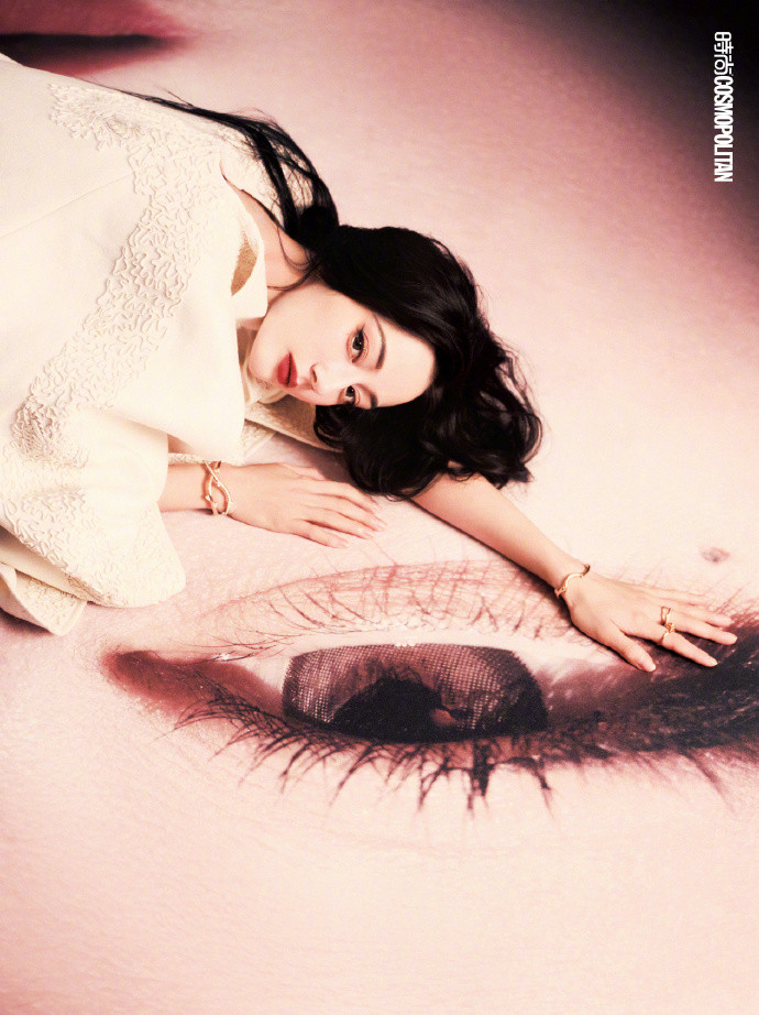 Các khung hình cận khoe trọn đường nét gương mặt hài hòa, sắc sảo của Địch Lệ Nhiệt Ba. Các khung hình cận khoe trọn đường nét gương mặt hài hòa, sắc sảo của Địch Lệ Nhiệt Ba.