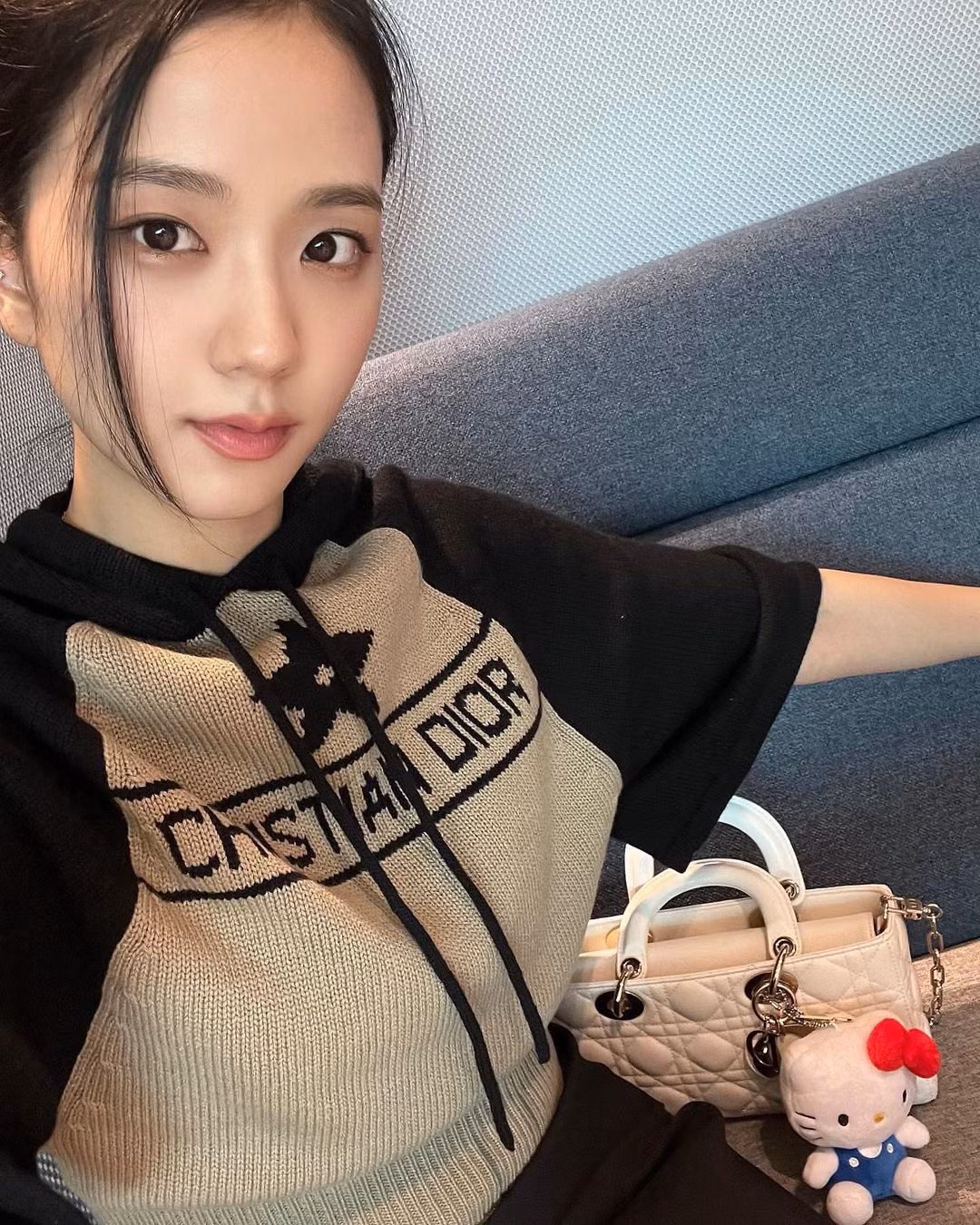 Fan cứng Hello Kitty gọi tên Jisoo BLACKPINK. Nữ idol liên tục được bắt gặp diện các món phụ kiện lấy cảm hứng từ nhân vật hoạt hình nổi tiếng này.
