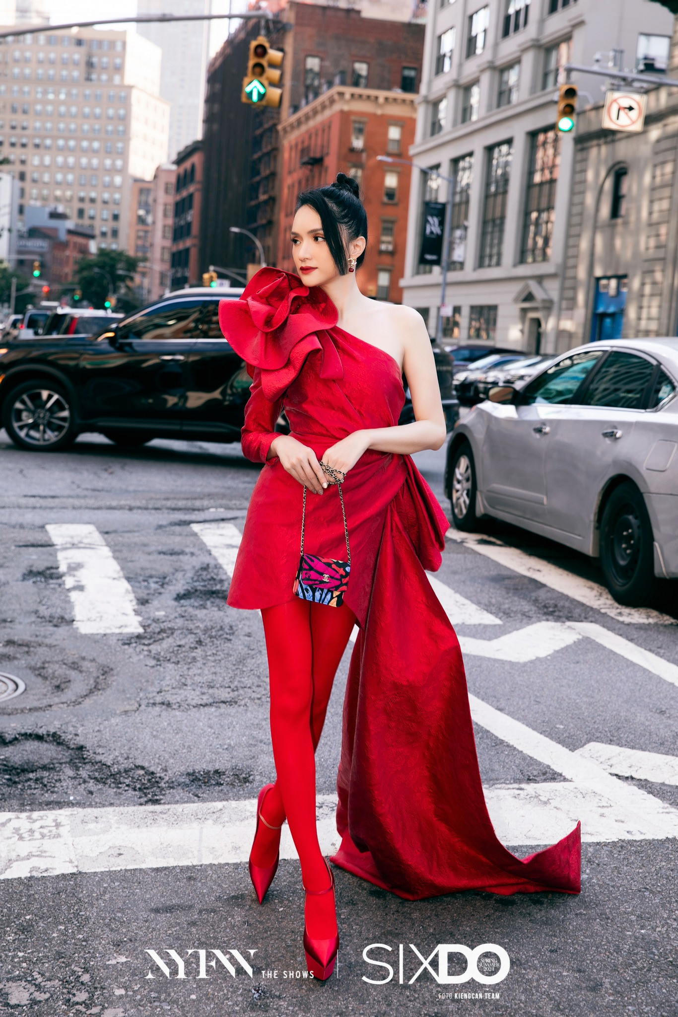 Hương Giang xuất hiện trong thiết kế váy bất cân xứng, với tà lệch dài khoe bờ vai thon.