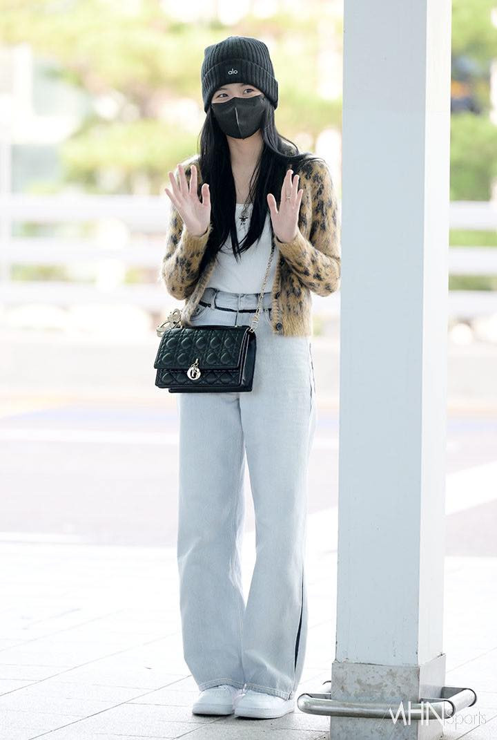 Jisoo BLACKPINK mặc áo khoác lông họa tiết da báo kết hợp cùng túi xách Miss Dior khởi hành sang Pháp tham dự show diễn của nhà Dior. Jisoo BLACKPINK mặc áo khoác lông họa tiết da báo kết hợp cùng túi xách Miss Dior khởi hành sang Pháp tham dự show diễn của nhà Dior.