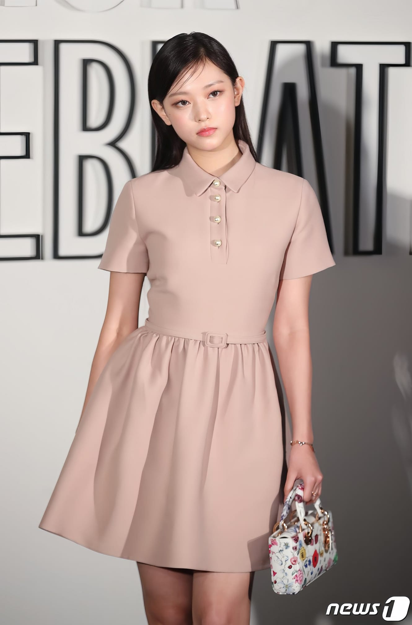 Nữ Đại sứ xuất hiện trong váy xòe cổ Polo cùng thiết kế D-Joy trẻ trung từ nhà mốt. Nữ Đại sứ xuất hiện trong váy xòe cổ Polo cùng thiết kế D-Joy trẻ trung từ nhà mốt.